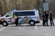 Policisté střeží vjezd do Litovle