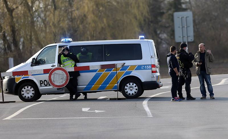 Policisté střeží vjezd do Litovle