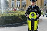 Olomoučtí strážníci na transportérech Segway v městských parcích