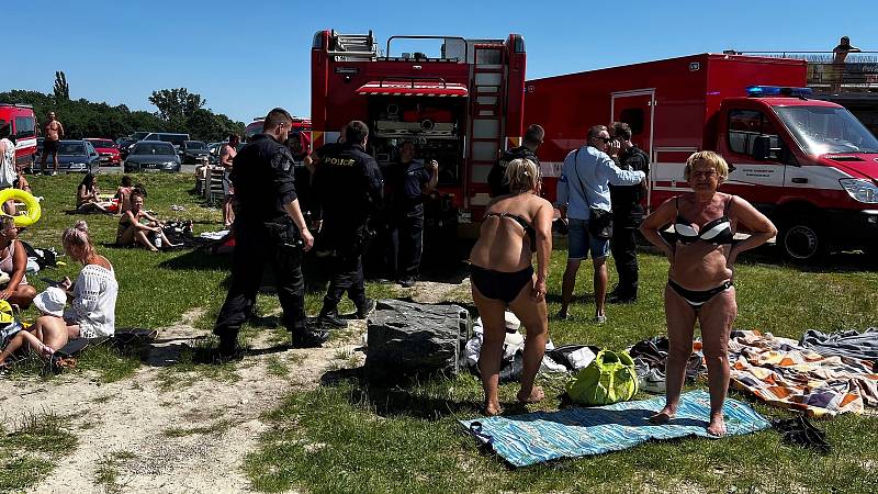 Na pískovně Náklo pátrají policisté a hasiči po muži, který zmizel pod hladinou. Na místo odpoledne dorazili i policejní potápěči. 19.6. 2022