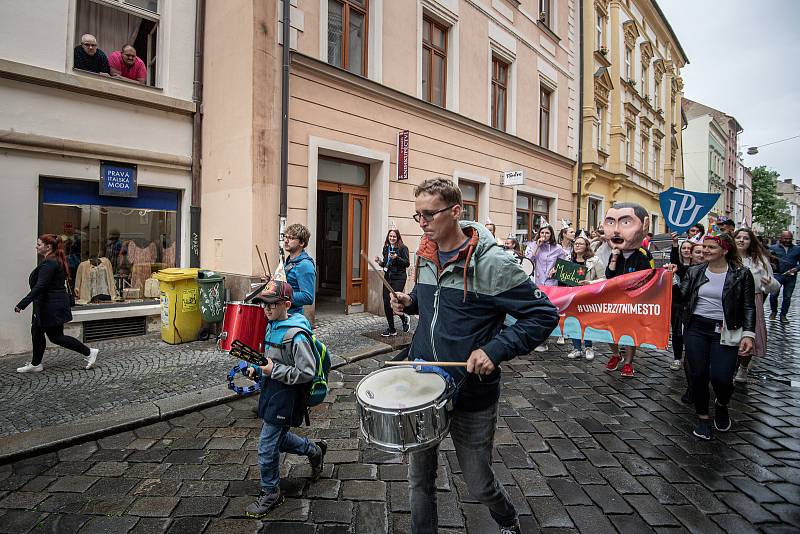 Majálesový průvod studentů UP v Olomouci. 25. května 2022