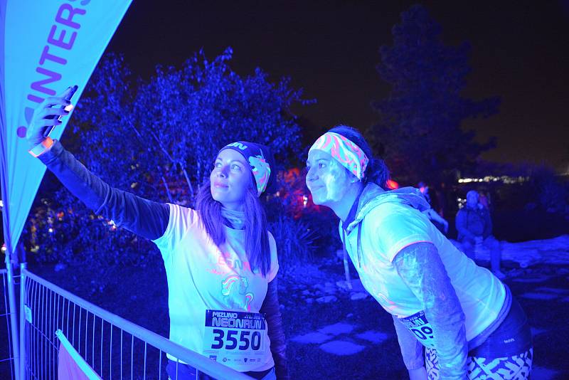 Na start letošního ročníku olomouckého Neon Run dorazilo dva tisíce účastníků.