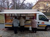 Na Svatém Kopečku koupí lidé cukrovou vatu nebo hamburgery, ale základní potraviny ne. Jediný obchod skončil. A tak i když místní mají v občance jednu z nejlepších adres Olomouce, musejí s taškou k pojízdné prodejně.