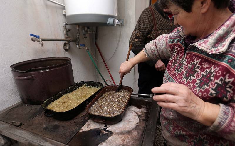 Rodinná domácí zabíjačka v místní části Ponikev obce Ludmírov na Konicku v režii řezníka Jana Buriana.