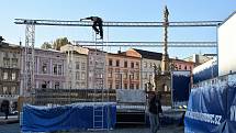 Stavba ledového kluziště na Dolním náměstí v Olomouci