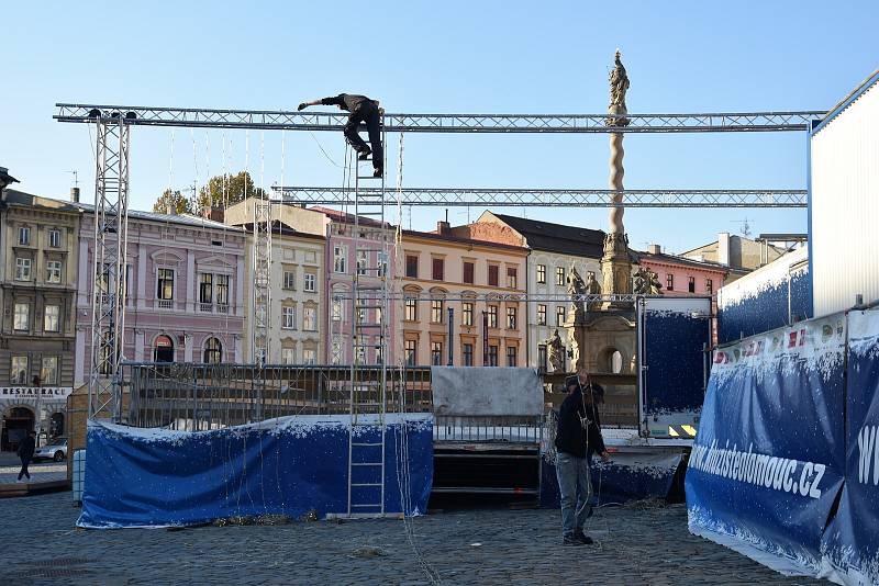 Stavba ledového kluziště na Dolním náměstí v Olomouci