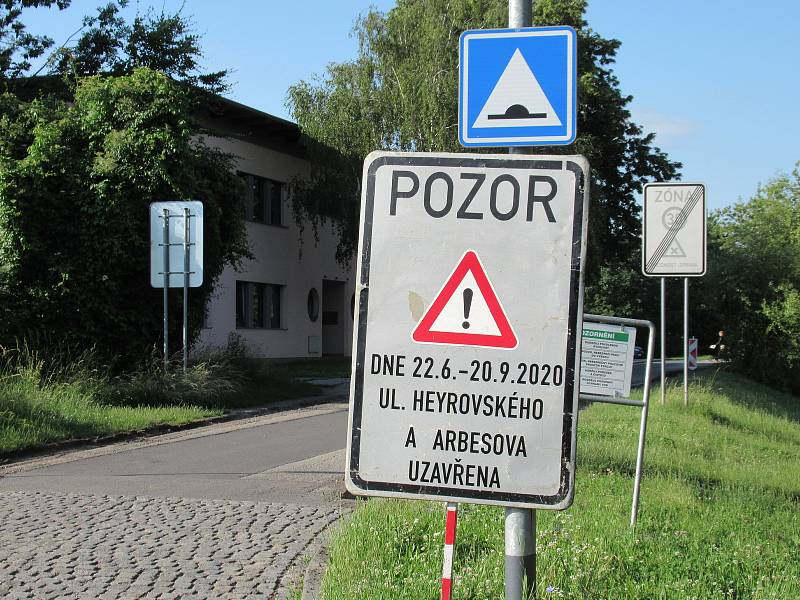 Silnice spojující Heyrovského a Arbesovu ulici je kvůli opravě na přibližně tři měsíce uzavřena.