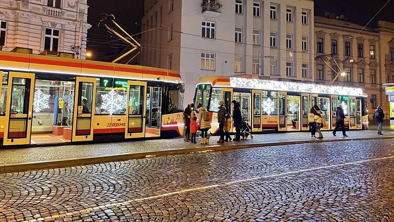Vánoční tramvaj v Olomouci s novou LED výzdobou, listopad 2021