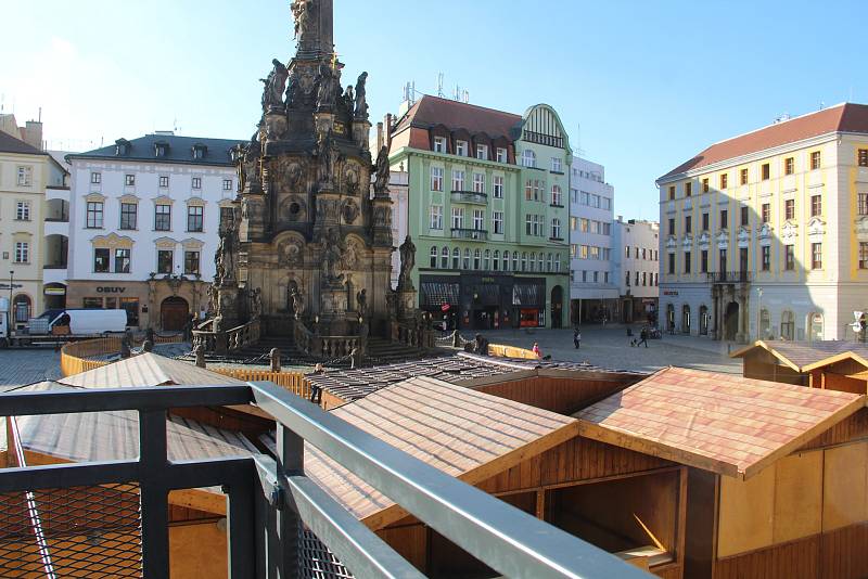 Stánek s vyhlídkou. Přípravy na vánoční trhy na Horním náměstí v Olomouci, 9. listopadu 2021