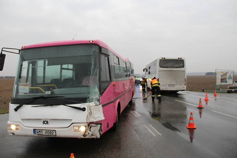 Nehoda dvou autobusů u Dolan