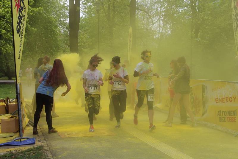 Pětikilometrový běh, při kterém sypači hází po běžcích syté práškové barvy, zavedl do olomouckých parků tisíce účastníků.