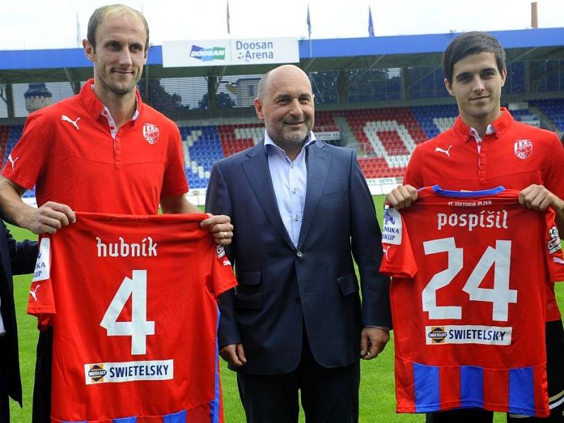 Roman Hubník (vlevo) a Martin Pospíšil (vpravo) se 4. září představili coby nové posily FC Viktoria Plzeň. Uprostřed je majitel klubu Tomáš Paclík.