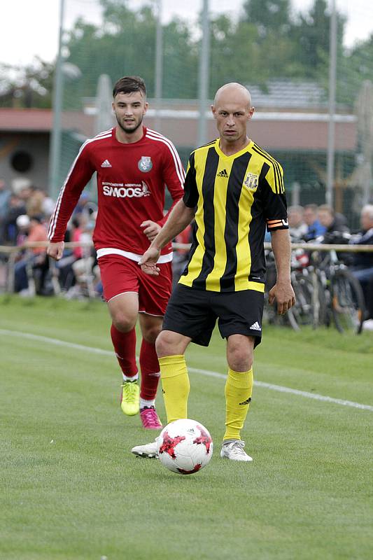 Fotbalisté Nových Sadů (v černo-žlutém) podlehli Ústí 0:7