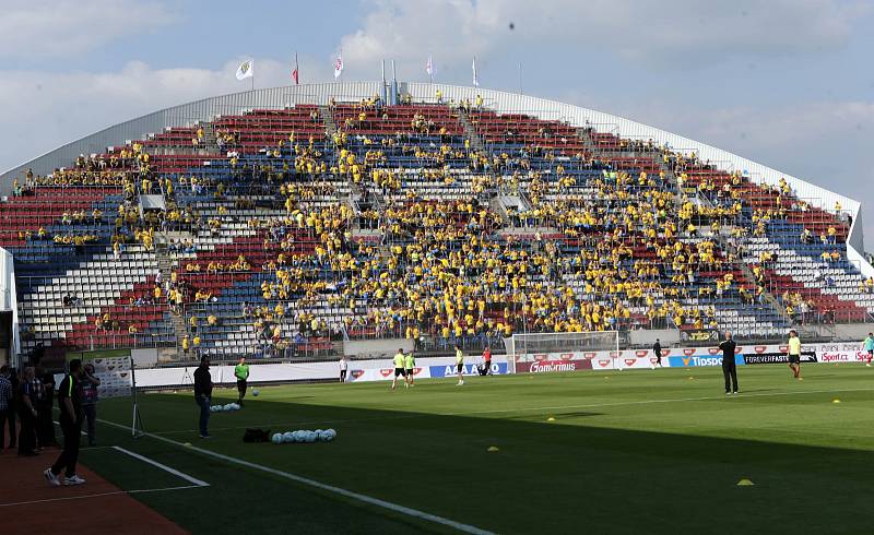 Fans Opavy postupně plní severní tribunu Androva stadionu