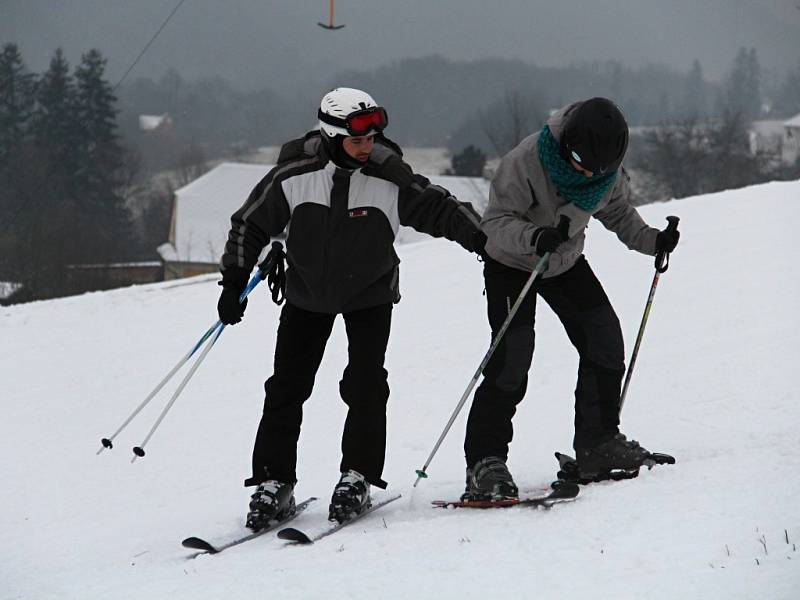 Lyžování v Hlubočkách - 2. ledna 2016 - Na svah vyrazili lyžaři, snowboardisté i malý otužilci na bobech a na saních.