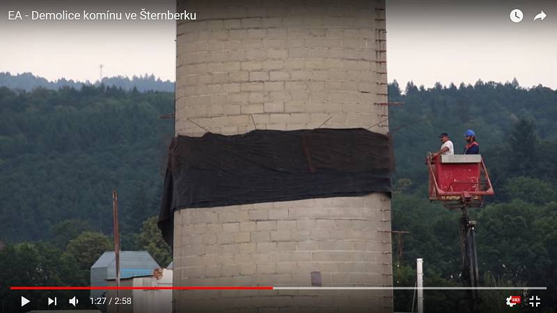 Pád obřího komínu ve Šternberku