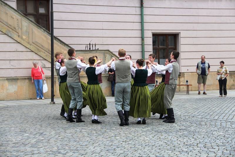 Netradiční zážitek čekal v sobotu dopoledne na návštěvníky Horního náměstí v Olomouci. U radnice totiž byly k vidění lotyšské národní tance.