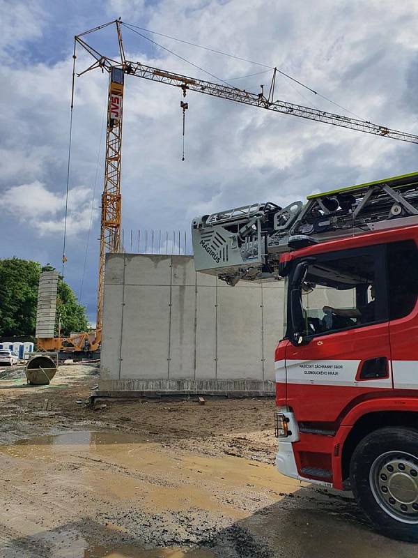 Hasiči v Olomouci zachraňovali jeřábníka, který omdlel v kabině stroje ve výšce 20 metrů nad zemí