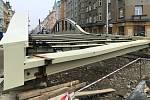 Příprava konstrukce nového mostu na Masarykově třídě v Olomouci. Konec října 2020
