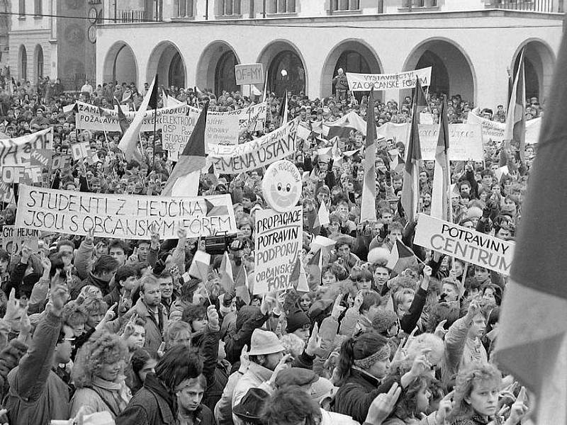 Demonstrace na náměstí Míru (dnes Horní náměstí). Listopad 1989 v Olomouci