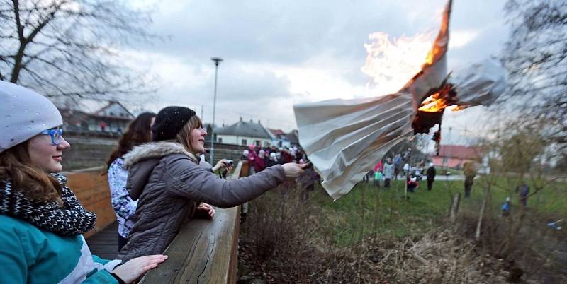 Vynášení zimy ve Velké Bystřici na Olomoucku, březen 2016