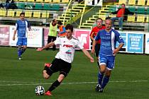 Fotbalisté HFK Olomouc (v bílém) proti Zábřehu