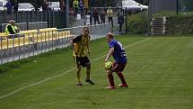 Fotbalisté Nových Sadů (ve žluto-černém) remizovali s Valašským Meziříčím 1:1.