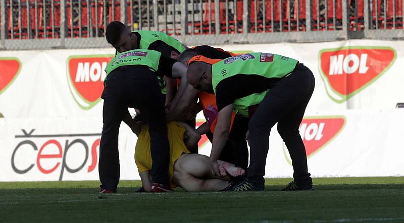 Zásah proti naháčovi na hřišti. Finále českého poháru na Andrově stadionu v Olomouci