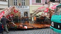 Do zahrádky na Dolním náměstí v Olomouci najela avie.