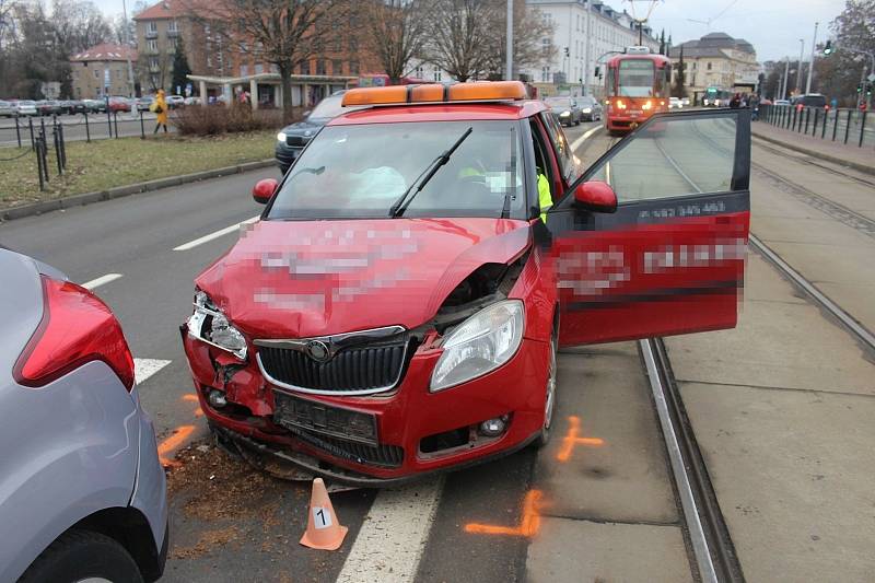 Opilý řidič naboural na třídě Svobody v Olomouci pět aut, 19. prosince 2021
