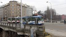 Tramvaj na mostě přes Moravu v Masarykově ulici v Olomouci