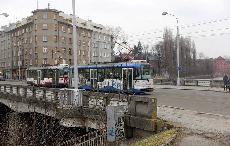 Tramvaj na mostě přes Moravu v Masarykově ulici v Olomouci