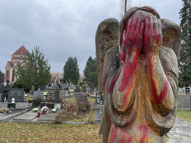 Hroby a pomníky na centrálním olomouckém hřbitově v Neředíně poničil vandal červenou barvou, foto z 22. listopadu 2021