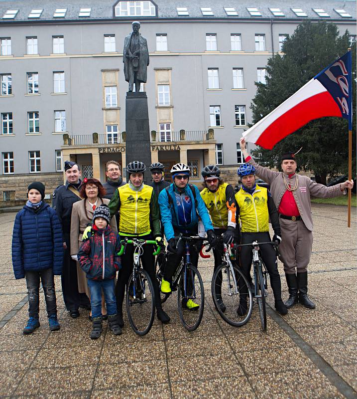 Retro cyklo jízda sokolů z Frýdku - Místku do Lán. Zastávka v Olomouci u pomníku TGM