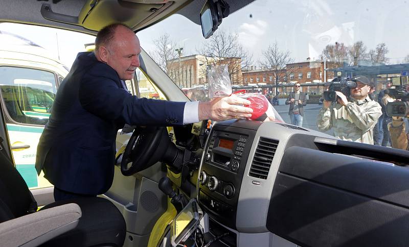 Nové sanitky značky Mercedes pro záchranou službu Olomouckého kraje.