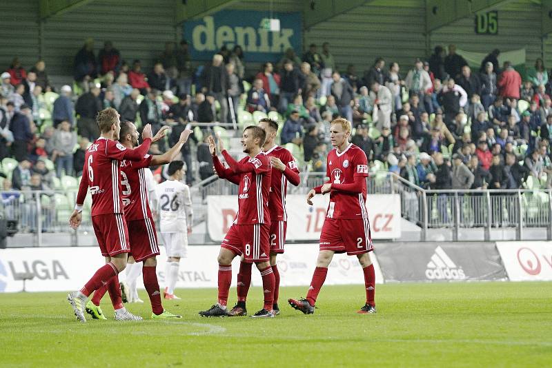 Olomoučtí fotbalisté (v červeném) v sedmém kole HET ligy vyhráli na hřišti Karviné 5:3