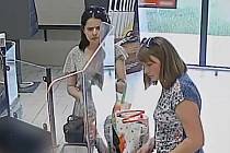 Olomoucká policie pátrá po totožnosti dvou žen, zachycených kamerami