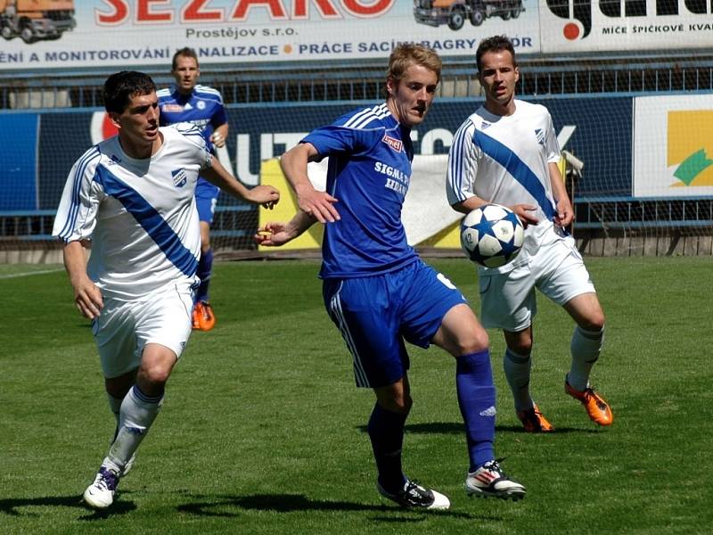 Fotbalisté Sigmy Olomouc B (v modrém) proti Frýdku