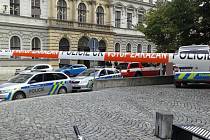 Policisté evakuovali základní školu na ulici 8. května v centru Olomouce kvůli nahlášené bombě