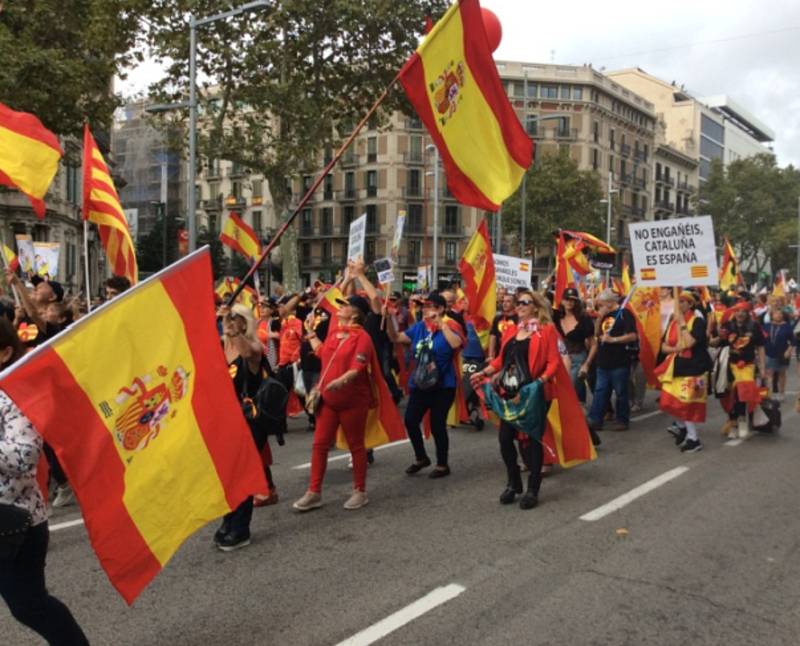 Demonstrace v Barceloně za jednotu Španělska, která se konala 12. října, v den svátku María de Pilar a zároveň den Hispánství, kdy si španělsky hovořící národy připomínají Kolumbovo objevení Ameriky