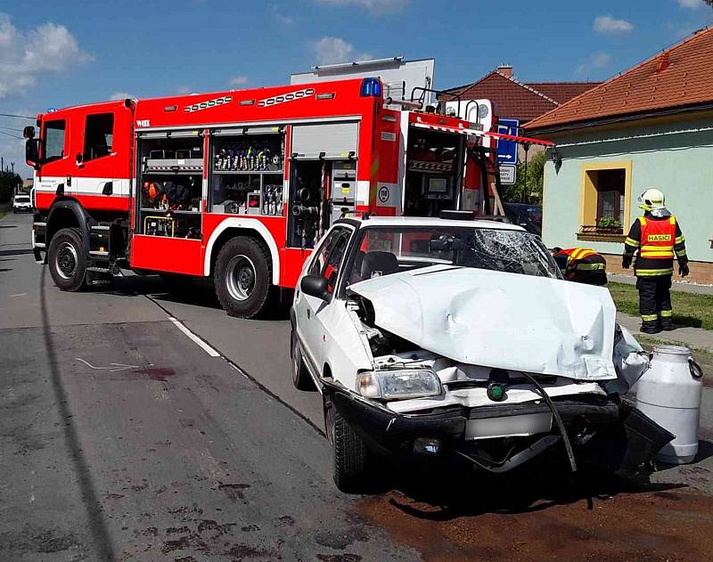 Celkem pět  zraněných včetně tří dětí si vyžádala dopravní nehoda v Drahanovicích na Olomoucku. Na křižovatce u vjezdu do obce se ve středu okolo 10 dopoledne střetla tři auta. Zranění byla naštěstí lehká. autor foto: HZOSL