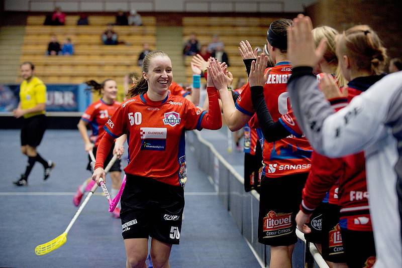 Olomoucké florbalistky (v červeném) porazily v přerovské hale Židenice 5:2.