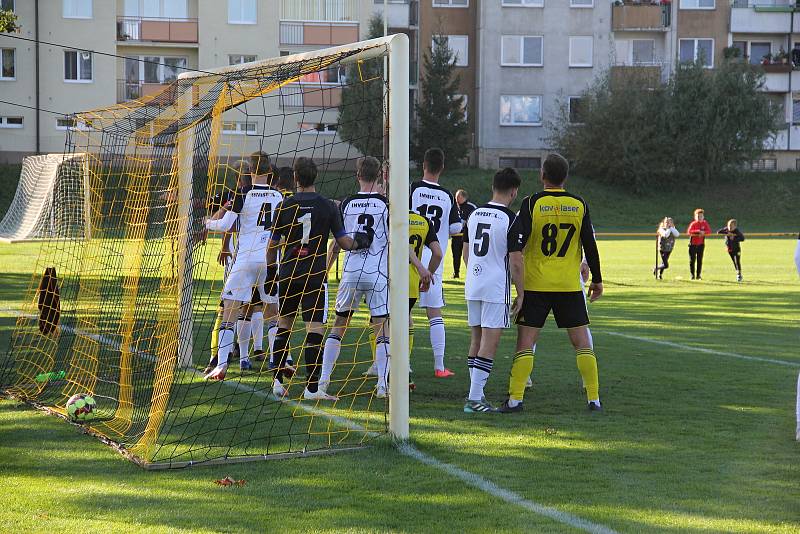 Nové Sady (ve žlutém) prohráli v olomouckém divizním derby s 1. HFK Olomouc doma 3:4.