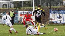 Fotbalisté Nových Sadů (ve žluto-černém) remizovali se Stráním 0:0.