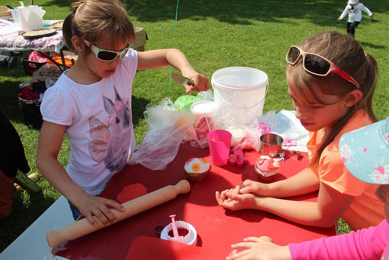 Olomoucký Garden Food Festival servíruje burgery, ústřice i cvrčky.