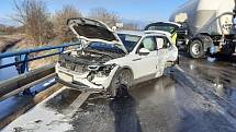 Nehoda osobního auta, kamionu a dodávky u Brodku u Přerova, 28. března 2023