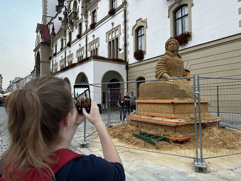 U olomoucké radnice vzniká socha císařovny Marie Terezie. Z písku. V rámci Týdne vojenské historie, 24. srpna 2022