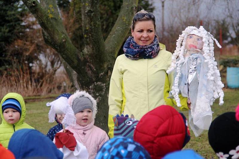 Jaro vítaly v pondělí dopoledne děti z mateřinky v Přáslavicích na Olomoucku. Společně vynášely zimu, kterou si samy vyrobily