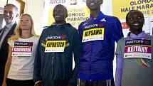 Zleva Carlo Capalbo, Stephen Kiprotich, Wilson Kipsang, Mary Keitanyová