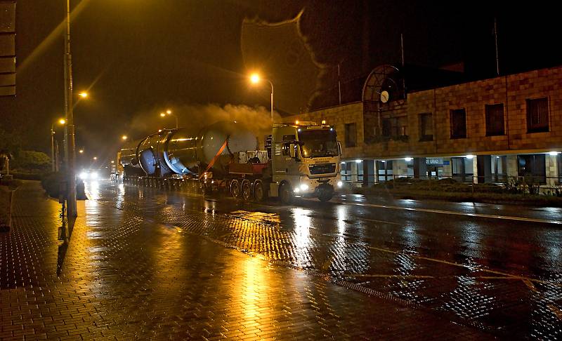 Nadměrný náklad "obří plechovky" coby nového separátoru pro JE Temelín projel Zlínským a Olomouckým krajem